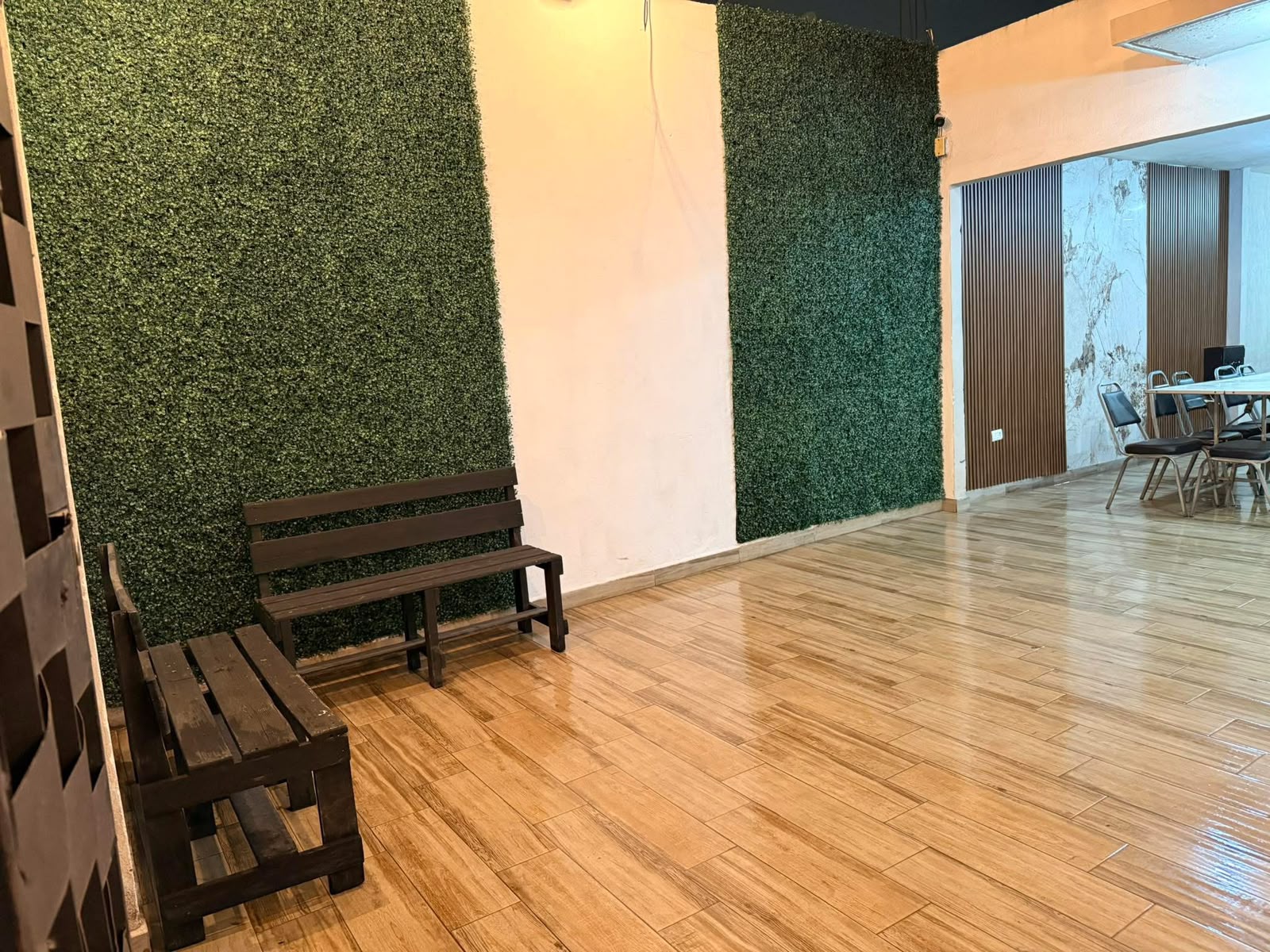 Bancos de madera y muro verde decorativo